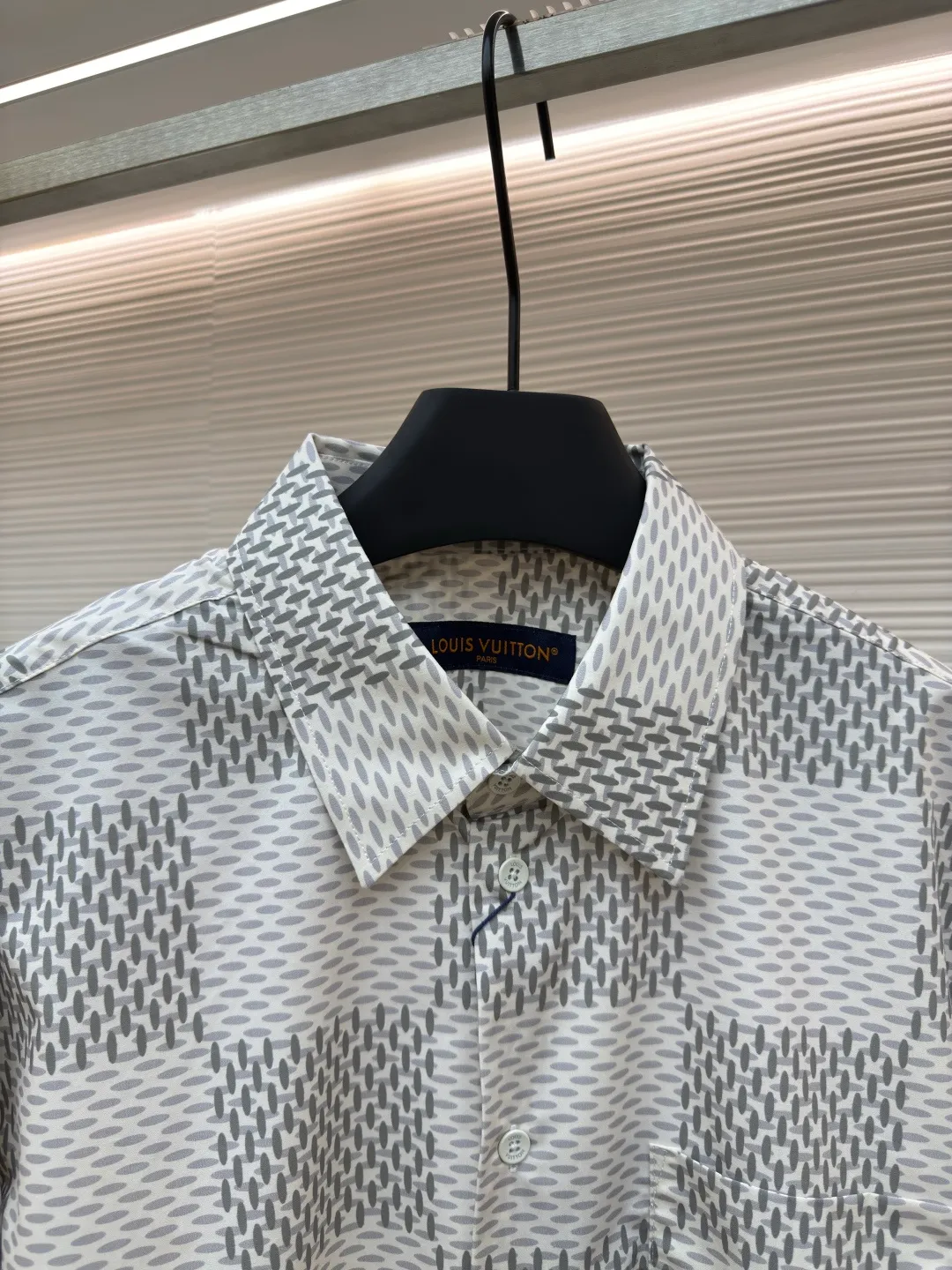 LOUIS VUITTON plain large checkered shirt ●Authentic product: purchased and developed for 10200 ●Item number: 1680321-B05 ●Fabric: polyester fiber fabric ●Technology: made on positioning cutting machine ●Version: fitted version ●Weight: about 300 grams ●Size: XS-S-M-L ●Description: The fabric is made of 40s*40s pure cotton plain fabric with a warp and weft density of 140*140. We purchased the Y version of the scanned pattern for printing, using semi-bleached cloth. Each position of the paper pattern positioning flower perfectly restores the Y version of the flower position. It is printed with digital paint direct-injection printing technology, and the laser burnt pattern is precisely cut into pieces. The left and right panels are designed with restored flowers. The sleeves and cuffs of the collar, seat, and back are made with positioning patterns based on the original pattern, and the buttons are hand-sewn with white hand-sprayed glossy paint. The overall wiring is straight and delicate, the fabric is comfortable and soft, and the color is consistent without color difference. It can be matched with the same style to create a fashionable look and control various occasions. Customized accessories, complete with three standards, same style for men and women!